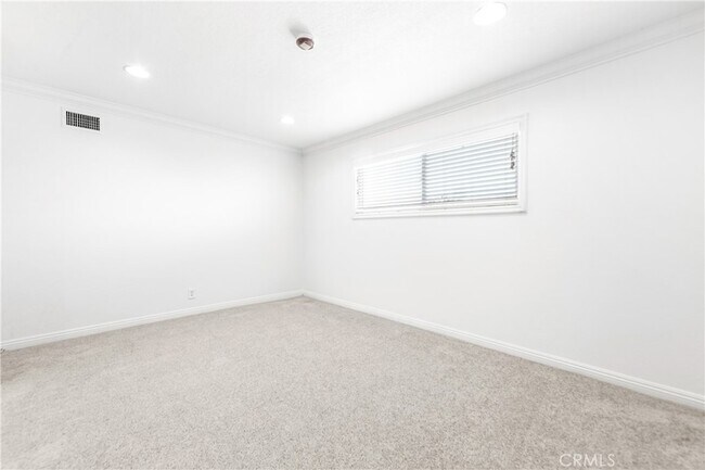 Building Photo - 5892 Meadowlark Dr