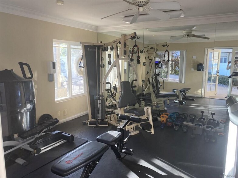 Building Photo - 3030 Suncrest Dr