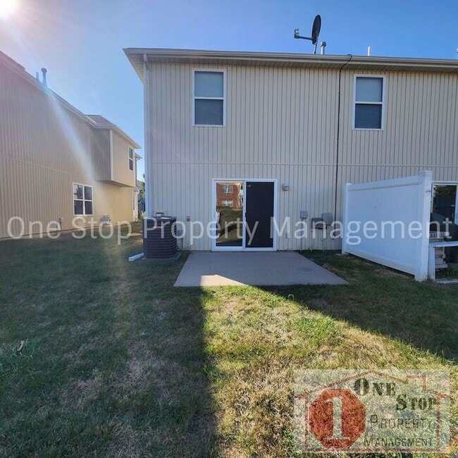 Building Photo - Generously Sized 3 bedroom, 2.5 bathroom i...
