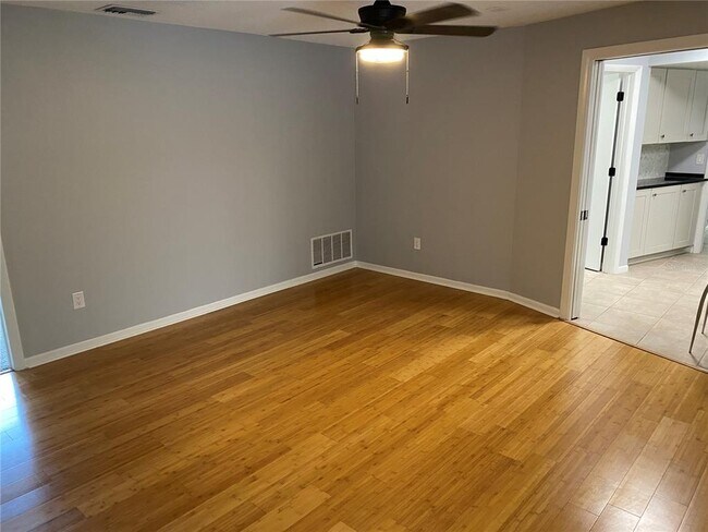 Building Photo - 701 Bluff View Dr