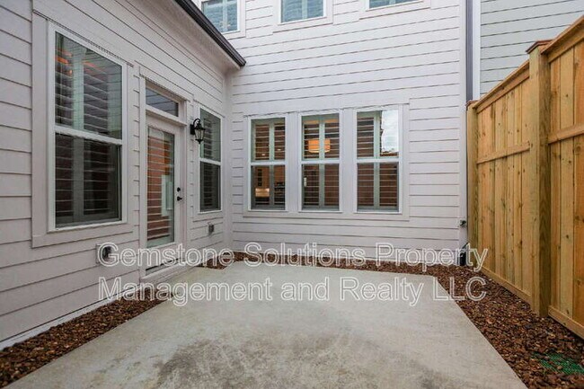 Building Photo - 3006 Hathaway St