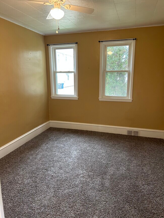 Building Photo - 403 W South Park Ave