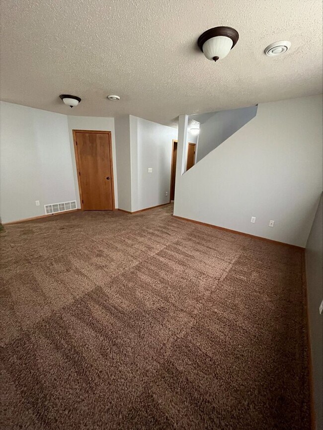 Building Photo - Heated Garage!!!  3 bed, 2 bath Twin Home
