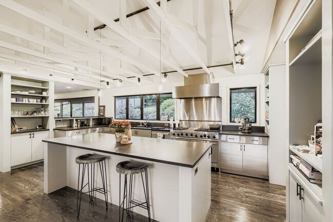 Building Photo - Medina Home