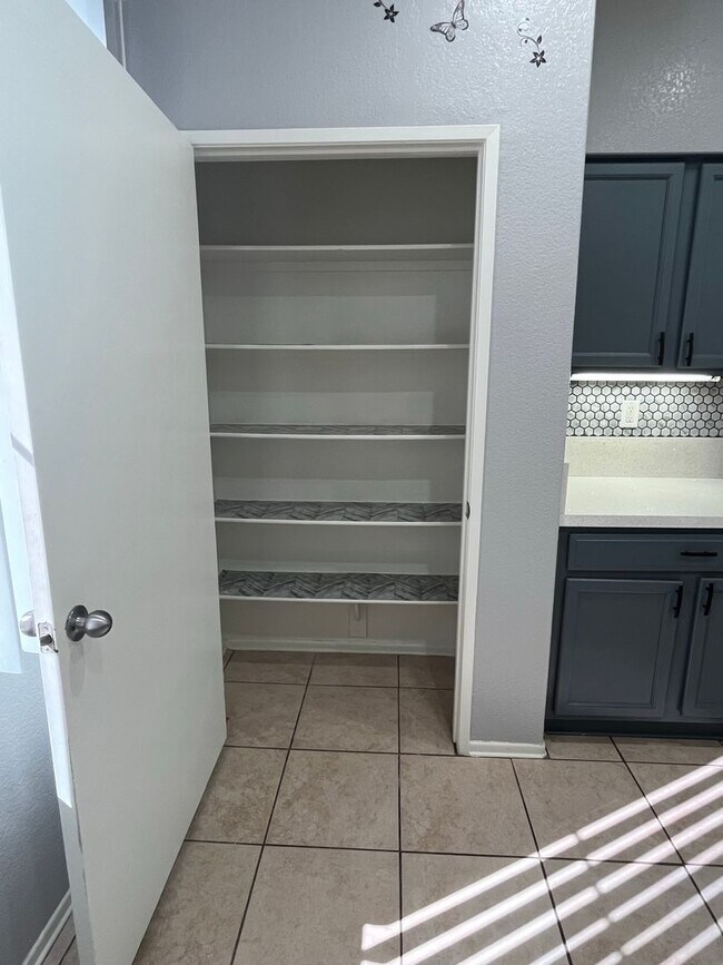 Building Photo - 3 bedroom 2 bath home with large yard available in Adelanto!