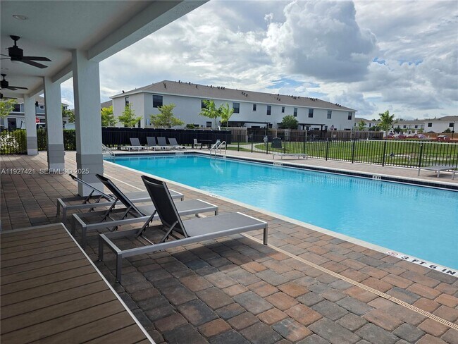 Building Photo - 261 NE 16th St