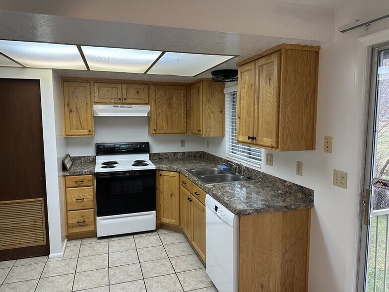 Building Photo - 689 E 2300 N