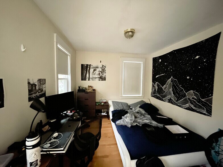 Building Photo - 27 Iroquois St