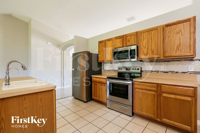 Building Photo - 320 Lancelot Ave