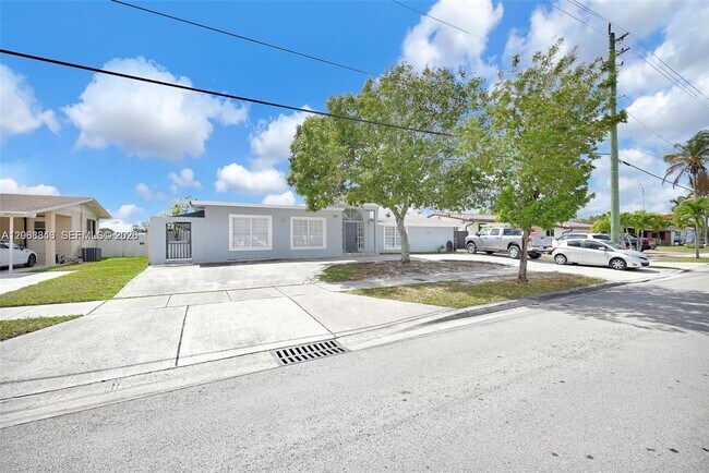 Building Photo - 756 W 53rd St