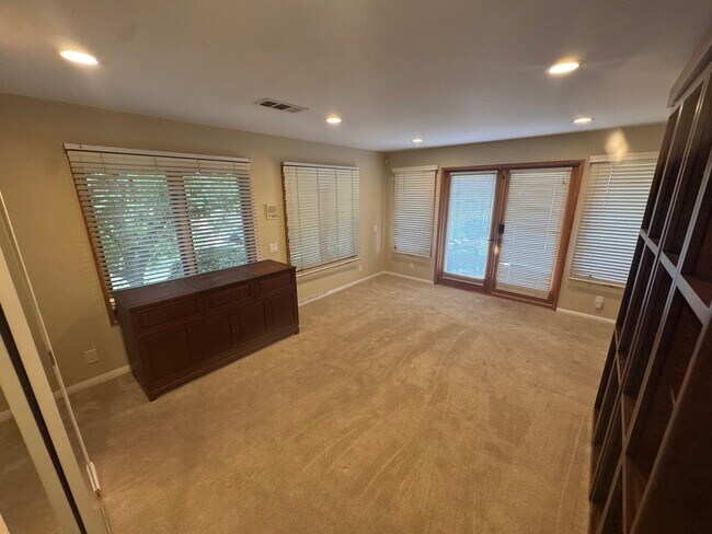 Building Photo - Quail Canyon Rd