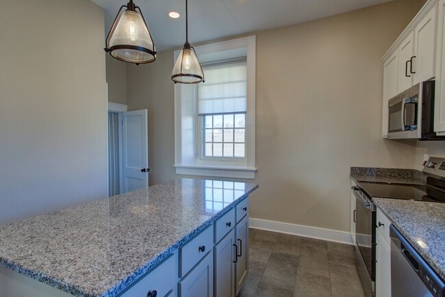 Building Photo - 796 Long Ln