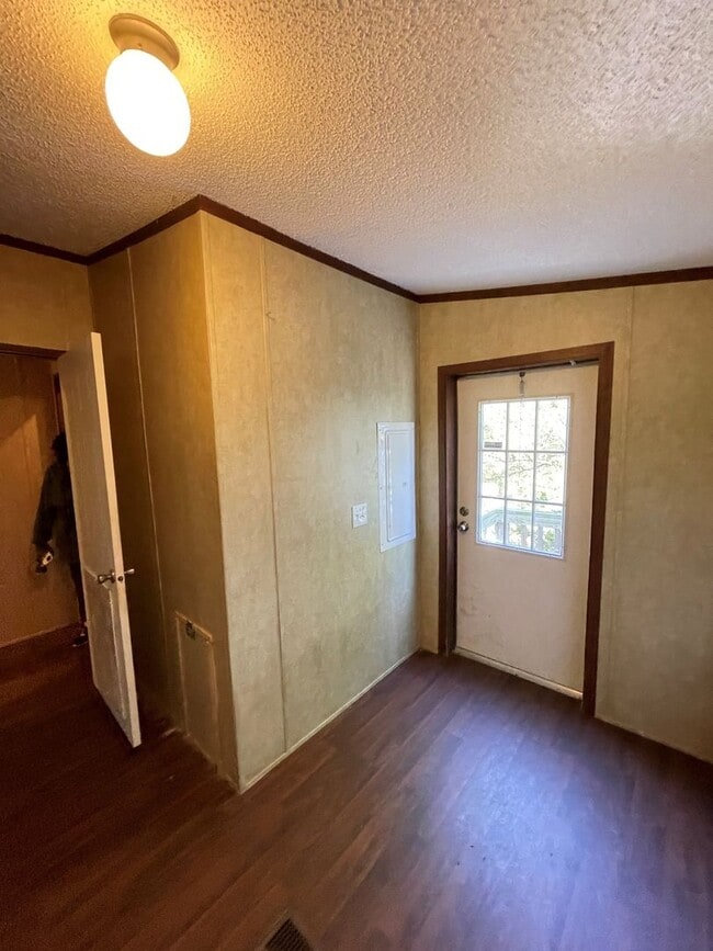 Building Photo - 3 bedroom 2 bath mobile home, LARGE, 1.33 ...