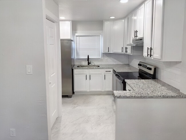 Building Photo - 3221 NE 16th St