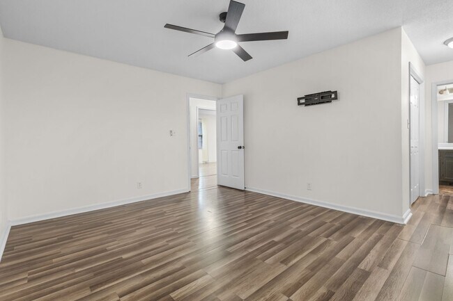 Building Photo - Beautiful Condo in Sango