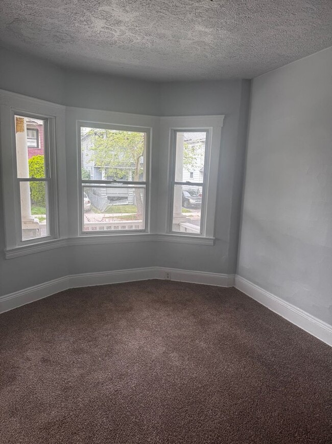 Building Photo - 4 bedroom 2 bath