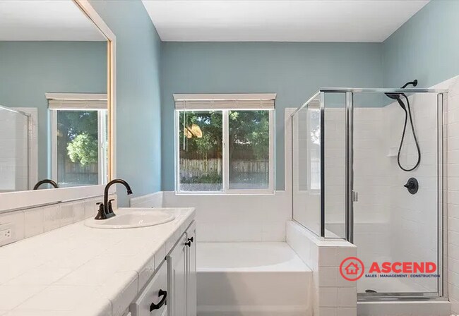 Building Photo - Stunning Home Home Off Jewetta Ave and Sno...