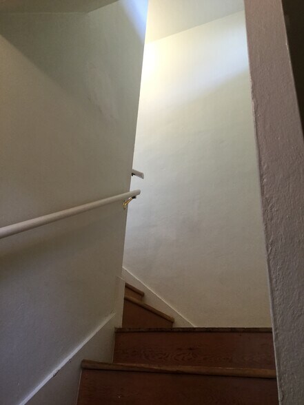 Building Photo - 1010 E 2nd St