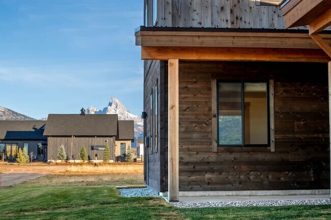 Building Photo - 3402 Alta Vista Dr