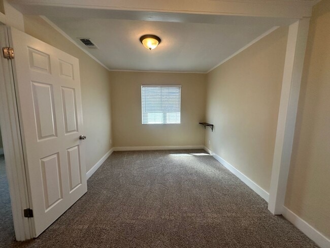 Building Photo - 3 Bedroom 2 Bathroom Home with Yard