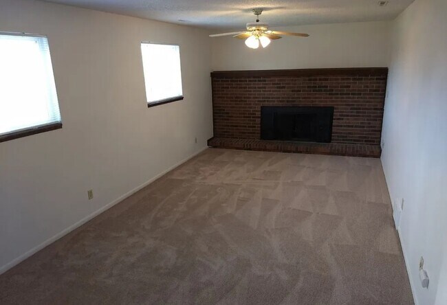 Building Photo - 2015 Chapel Hills Dr