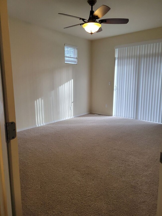 Building Photo - Beautiful 3 bedroom Rambler in perfect location