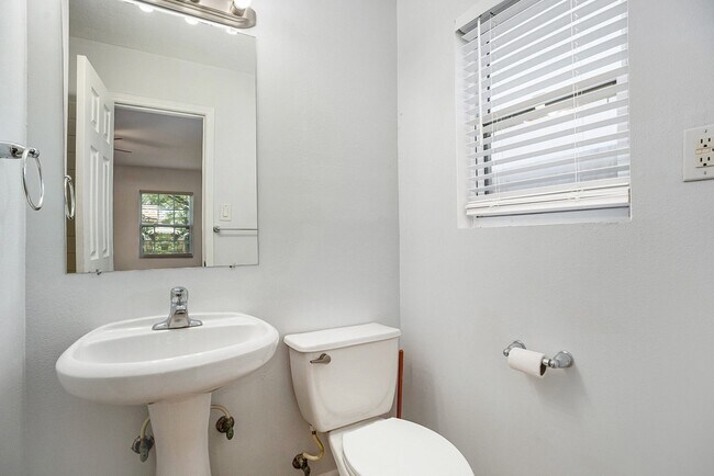 Building Photo - 6709 Fairway Dr