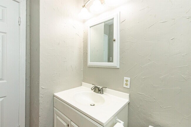 Building Photo - Cute 3/1 close to TEch and Medical