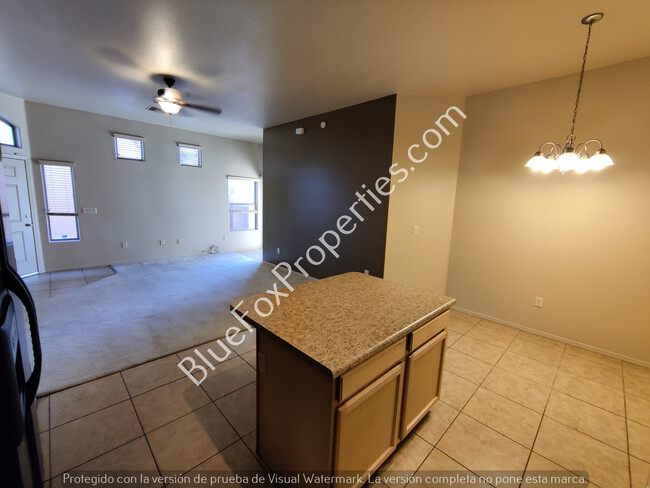 Building Photo - 2 Bedroom Townhome in Central Location