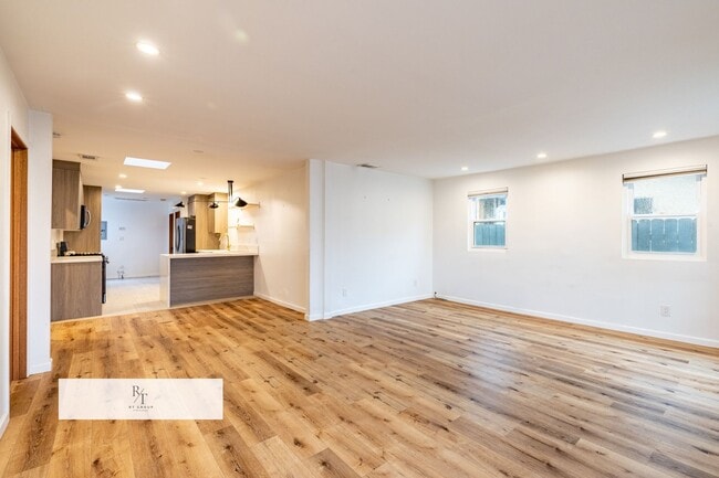 Building Photo - Spacious 4-Bed, 3-Bath Home in Los Angeles – Includes 2 Suites