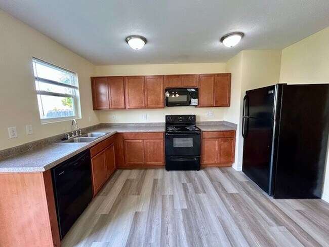 Building Photo - Beautiful 4 bedroom 2.5 bath 2 story home ...