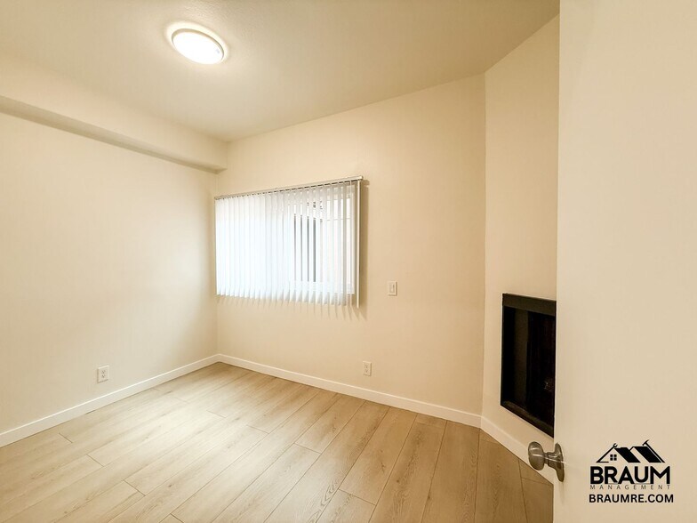 Building Photo - 11459 Collins St