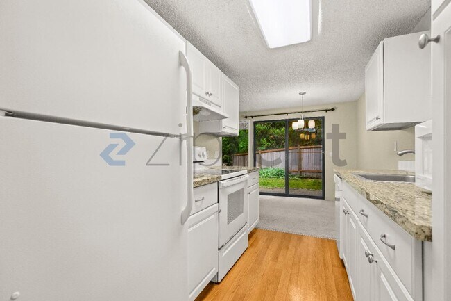 Building Photo - Unit E5