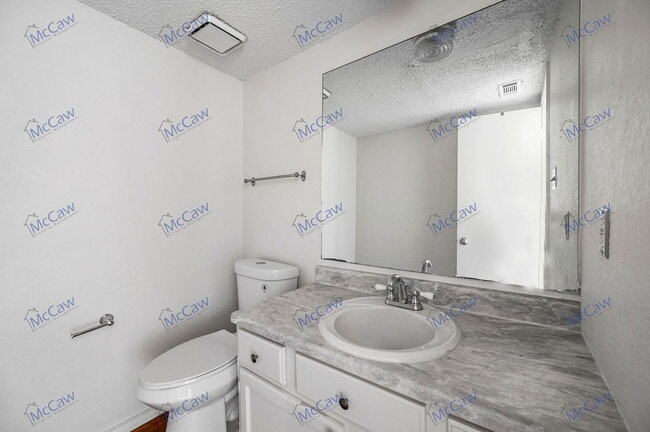 Building Photo - 800 Bluebonnet Dr