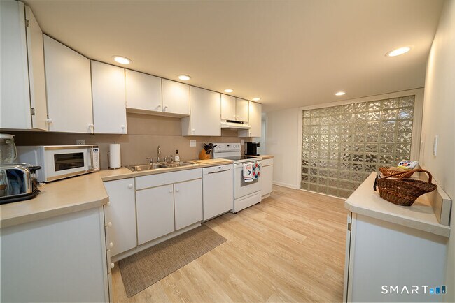 Building Photo - 133 Linden Ave