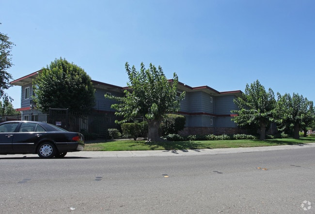 Building Photo - Lampliter Apartments