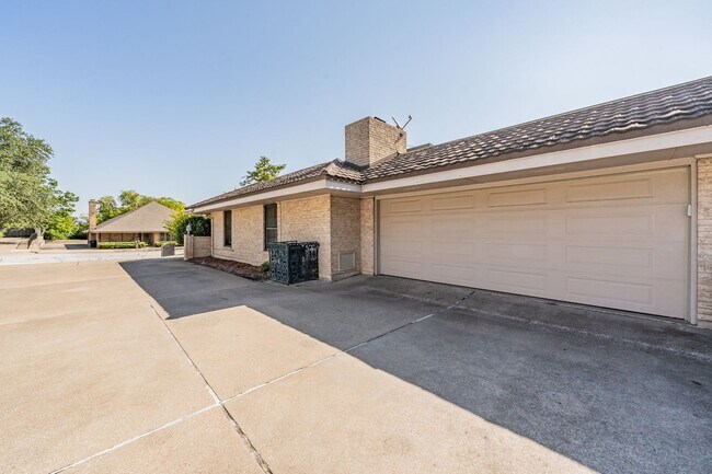 Building Photo - Coming Soon! Spacious 3 Bed, 2 Bath Duplex in the Heart of Overton West