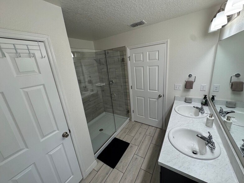 Building Photo - 604 Bullrush Ct