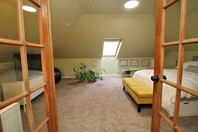 Building Photo - 4033 SE Hawthorne Blvd