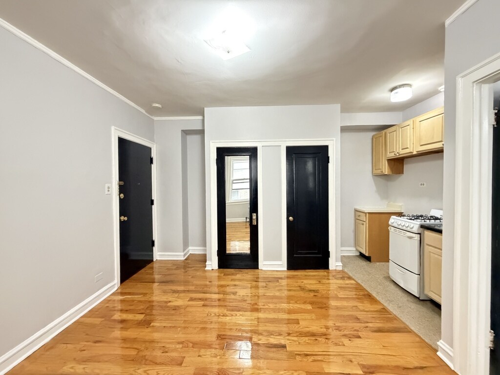 Building Photo - 912 W Leland Ave