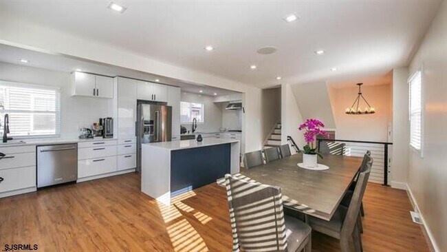 Primary Photo - 219 N Clermont Ave