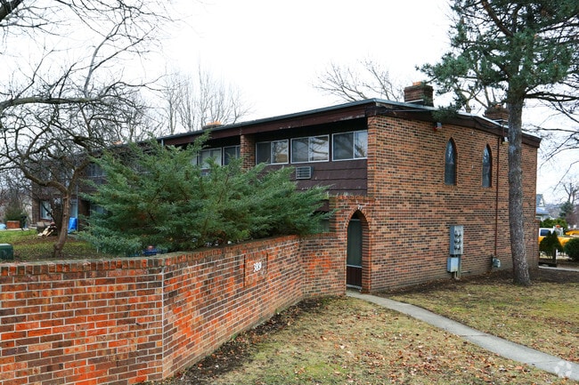 Building Photo - 389 Crystal St