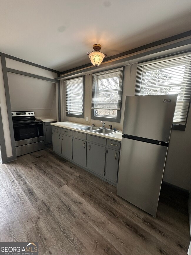 Building Photo - 4984 Donald Dr