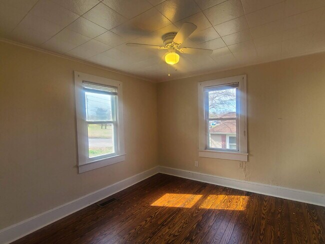 Building Photo - Charming home with wonderful yard!