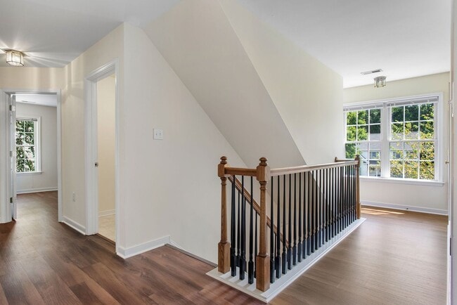 Building Photo - BEAUTIFUL 5 BEDROOM HOME IN HAMPTON PARK