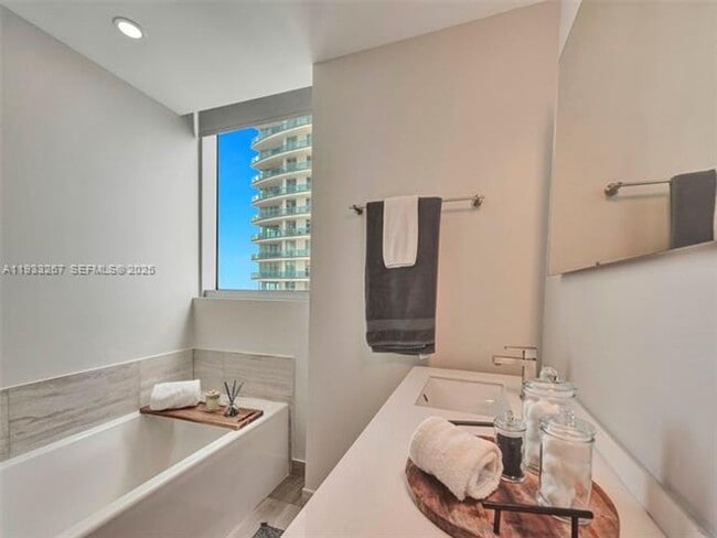 Building Photo - 1300 Brickell Bay Dr