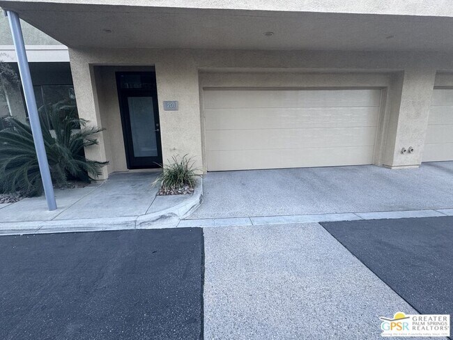 Building Photo - 810 E Palm Canyon Dr