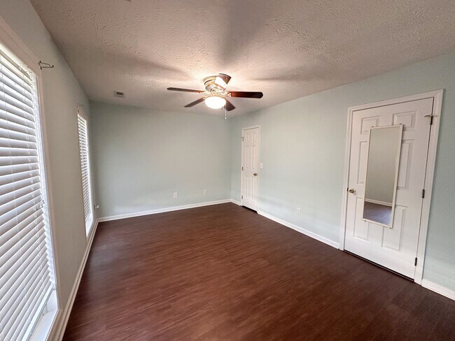 Building Photo - Stunning, pet friendly townhouse located i...