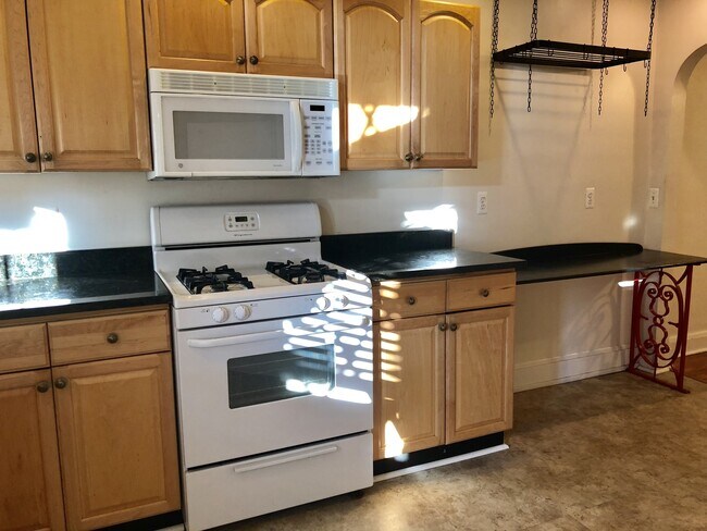 Building Photo - Charming 3 Bedroom Townhome in Hampden - B...