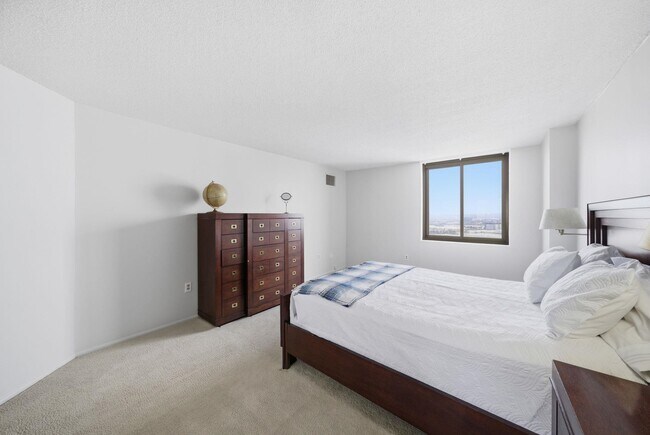 Building Photo - 2103 Harmon Cove Tower